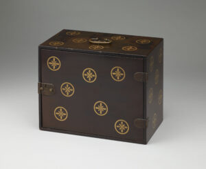 「黒漆塗唐梨紋蒔絵箪笥」岐阜市歴史博物館蔵